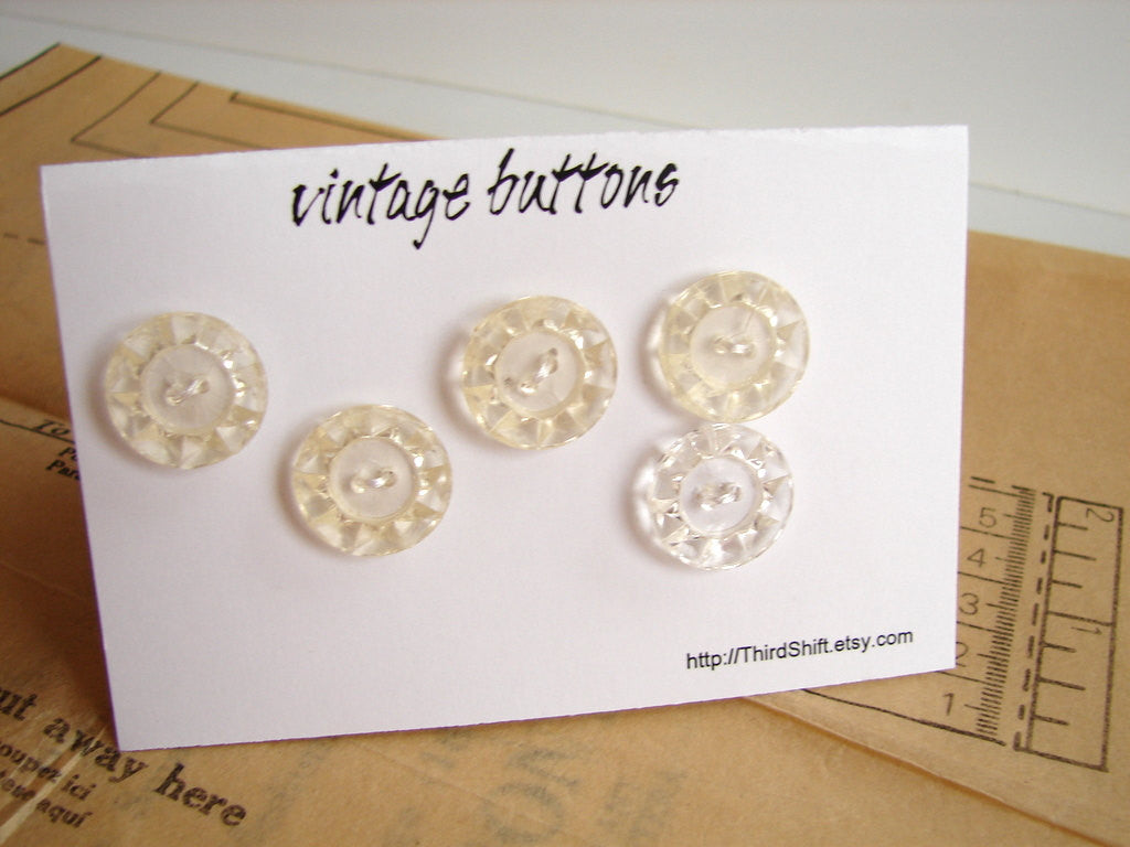 Vintage carved mother of pearl buttons  Vintage buttons, Antique buttons,  Button crafts